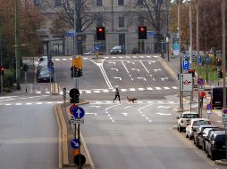 Una calle casi vacía en Milán. El Gobierno italiano ha decretado hasta el 3 de diciembre un toque de queda nacional entre las 22:00 y las 5:00 horas locales, y ordenado el cierre de cines, teatros, gimnasios o piscinas. EFE/EFE/EPA/P. Salmoirago