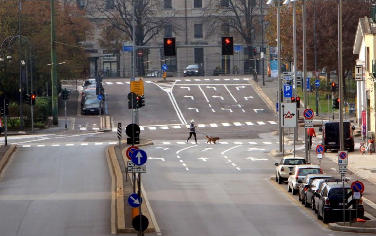 Una calle casi vacía en Milán. El Gobierno italiano ha decretado hasta el 3 de diciembre un toque de queda nacional entre las 22:00 y las 5:00 horas locales, y ordenado el cierre de cines, teatros, gimnasios o piscinas. EFE/EFE/EPA/P. Salmoirago