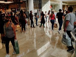 La estrategia para contener los contagios de COVID-19 finalizó y la gente abarrotó los centros comerciales. EL INFORMADOR/G. GALLO
