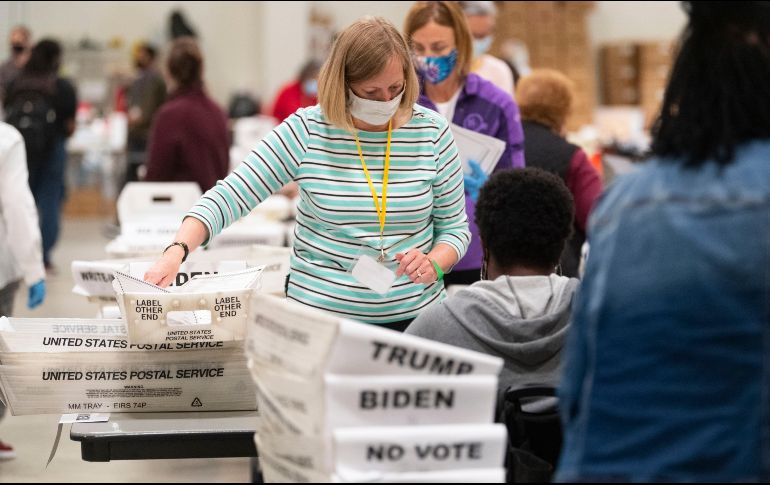 Según los últimos conteos, Biden ya tiene 306 delegados en el Colegio Electoral, por encima de la cifra mágica de 270 que otorga la victoria en las elecciones, mientras que Trump tiene 232. AP / Atlanta Journal / J. Amis