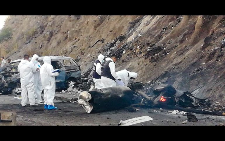 Peritos laboran en el sitio donde se registró la explosión en la autopista. Xinhua/Fiscalía General del Estado de Nayarit