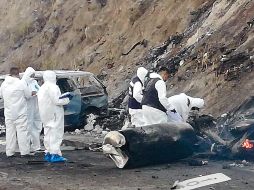 Peritos laboran en el sitio donde se registró la explosión en la autopista. Xinhua/Fiscalía General del Estado de Nayarit