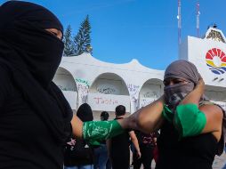 Mujeres se manifiestaron ayer en Cancún, para denunciar feminicidios y la violencia machista. Un grupo  causó daños en varios edificios públicos. EFE/A. Cupul