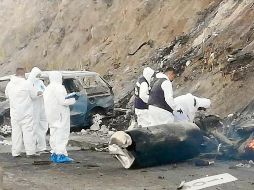 PERCANCE. La explosión de la pipa en la autopista Tepic-Guadalajara fue grabada por personas que se dirigían al sitio para ayudar a los afectados. Sin embargo, escaparon luego de que los sorprendió el estallido. Ambas imágenes provienen de esos videos. ESPECIAL