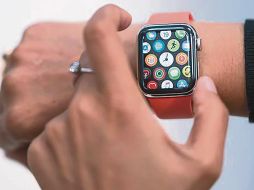 BENEFICIOS. Con un reloj inteligente podrás recibir las notificaciones de tu celular, monitorear tu estado de salud y el ejercicio que realizas. Algunos contienen oxímetro, herramienta indispensable en tiempos de pandemia. AFP
