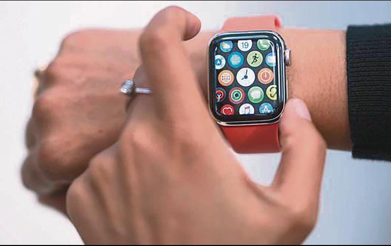 BENEFICIOS. Con un reloj inteligente podrás recibir las notificaciones de tu celular, monitorear tu estado de salud y el ejercicio que realizas. Algunos contienen oxímetro, herramienta indispensable en tiempos de pandemia. AFP