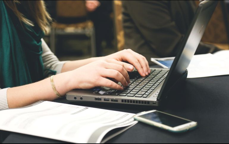 De no habilitar o actualizar los datos de contacto en el buzón tributario del SAT, un contribuyente puede tener multas de hasta 9 mil 250 pesos. ESPECIAL