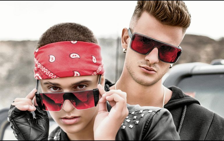 Éxito. El dueto Adexe y Nau promocionan el sencillo “RKT”. CORTESÍA