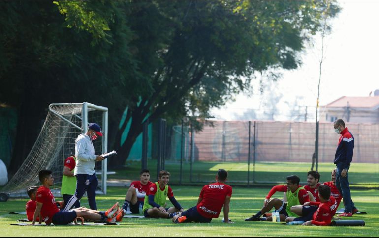 POCO TIEMPO. Además de las lesiones, las convocatorias a la Selección mayor y Sub-23 han evitado que los rojiblancos trabajen con plantel completo. TWITTER/@chivas