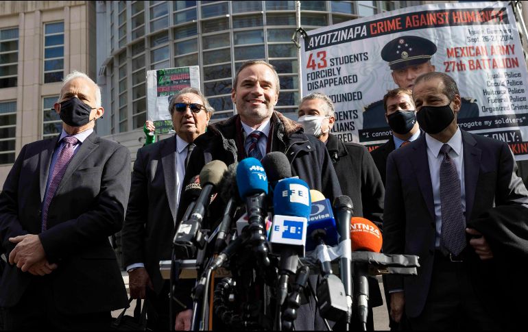 La defensa del general Cienfuegos confirmó que el extitular de la Sedena sería trasladado a su casa en cuanto llegara a México,. EFE/J. Lane