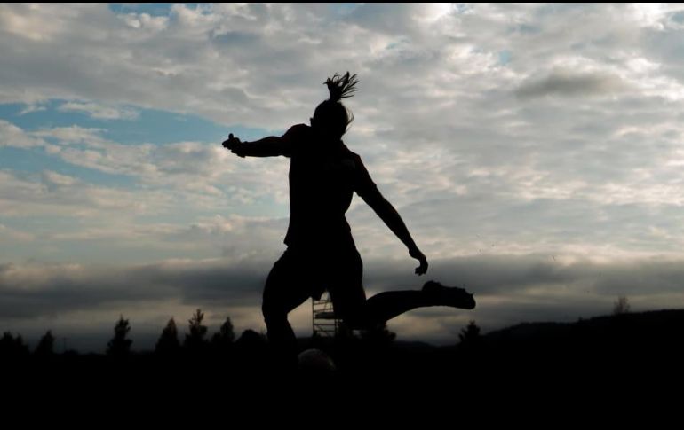 Cualquier club que ponga fin al contrato de una jugadora por quedar embarazada se arriesga a tener que pagar una compensación y una multa, así como a verse vetado durante un año del mercado de fichajes. ESPECIAL / fifa.com