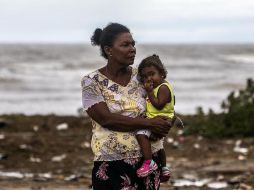 Una madre y su hija posan en el barrio El Muelle Bilwi, Puerto Cabezas, Nicaragua. EFE/Unicef