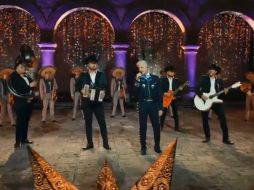 Alejandro Fernández y Calibre 50 cantaron juntos desde el Palacio de Gobierno. ESPECIAL