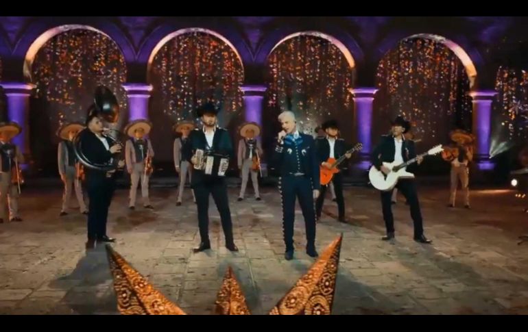 Alejandro Fernández y Calibre 50 cantaron juntos desde el Palacio de Gobierno. ESPECIAL