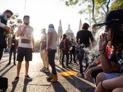 Decenas de consumidores realizaron un “fumatón” en el Centro de Guadalajara, mientras en el Senado de la República se discutía la aprobación de la nueva Ley Federal para la Regulación del Cannabis. EFE/F. Guasco