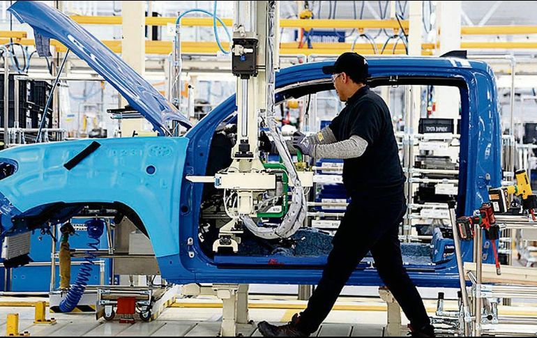 Las empresas del sector automotor han disminuido su interés de invertir en México, en buena parte por las consecuencias de la crisis económica por el coronavirus. EFE/Archivo