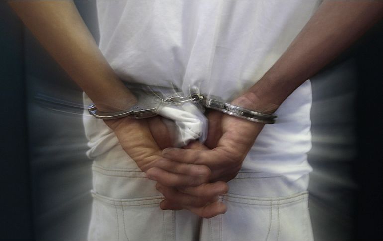 Los detenidos, Arturo ''N'' y Eduardo ''N'', son acusados de los delitos de robo equiparado en su modalidad de uso, privación ilegal de la libertad y ataque peligroso cometido contra representantes de la autoridad. EL INFORMADOR / ARCHIVO