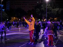 En la improvisada discoteca, los asistentes debían someterse a un control de temperatura y lavarse las manos con gel antes de acceder al recinto. AFP/P. Barrena