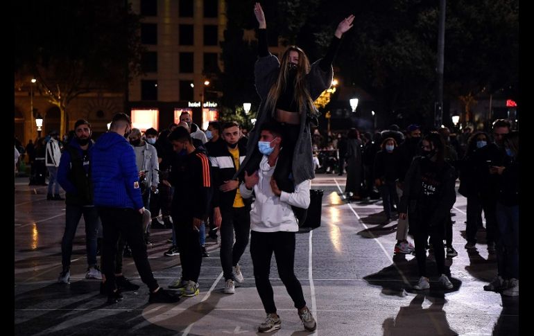 En la improvisada discoteca, los asistentes debían someterse a un control de temperatura y lavarse las manos con gel antes de acceder al recinto. AFP/P. Barrena