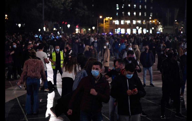 En la improvisada discoteca, los asistentes debían someterse a un control de temperatura y lavarse las manos con gel antes de acceder al recinto. AFP/P. Barrena