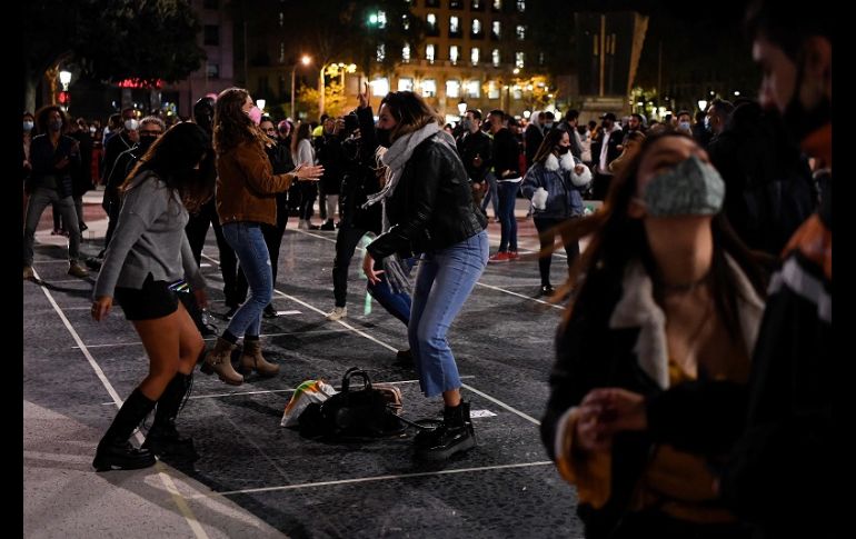 En la improvisada discoteca, los asistentes debían someterse a un control de temperatura y lavarse las manos con gel antes de acceder al recinto. AFP/P. Barrena