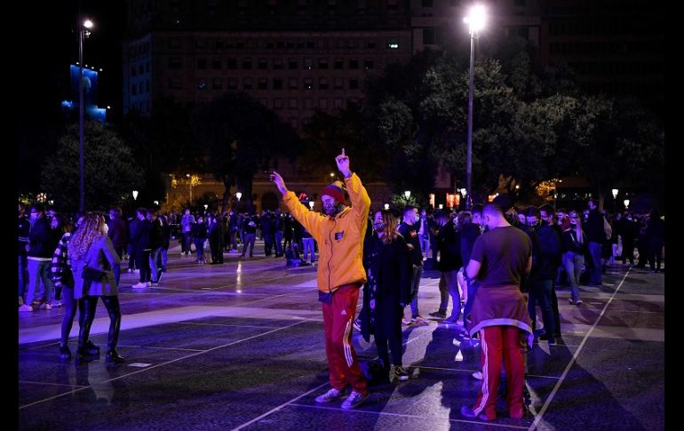 En la improvisada discoteca, los asistentes debían someterse a un control de temperatura y lavarse las manos con gel antes de acceder al recinto. AFP/P. Barrena