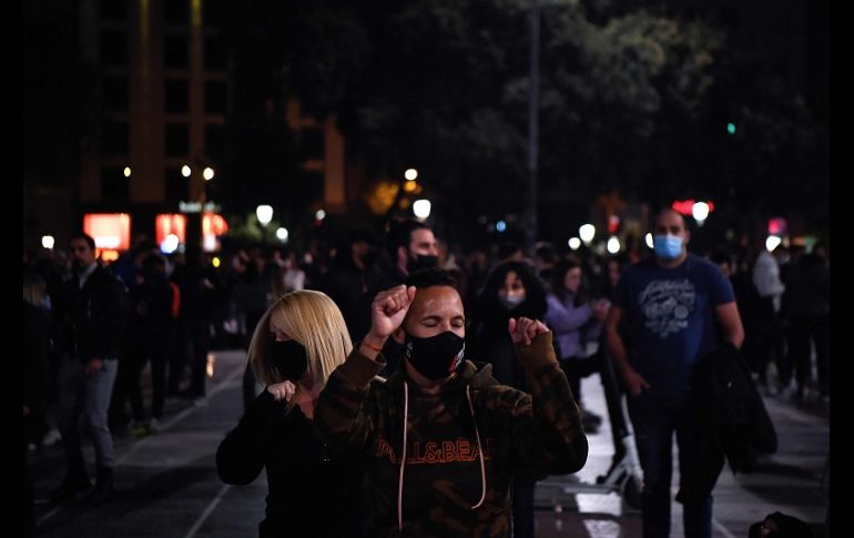 En la improvisada discoteca, los asistentes debían someterse a un control de temperatura y lavarse las manos con gel antes de acceder al recinto. AFP/P. Barrena