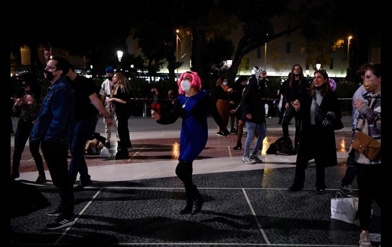 En la improvisada discoteca, los asistentes debían someterse a un control de temperatura y lavarse las manos con gel antes de acceder al recinto. AFP/P. Barrena