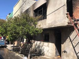 Vecinos refieren que antes de la llegada de los elementos de Protección Civil sacaron a dos niños y a una persona adulta de la finca siniestrada, en la colonia Esperanza. ESPECIAL