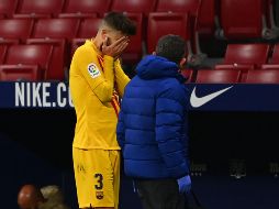 La lesión de Piqué se produjo en un ataque del Atlético, en el que el argentino Ángel Correa, que venía trastabillado por Jordi Alba, se cayó sobre la rodilla derecha de Piqué y rápidamente dio muestras de mucho dolor. AFP / G. Bouys