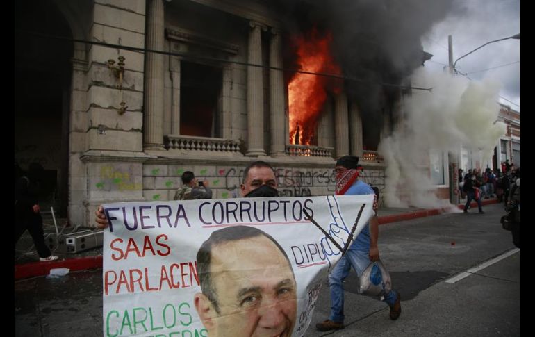 Los manifestantes fueron desalojados por la Policía Nacional, cuyos elementos lanzaron gases lacrimógenos. EFE/E. Biba