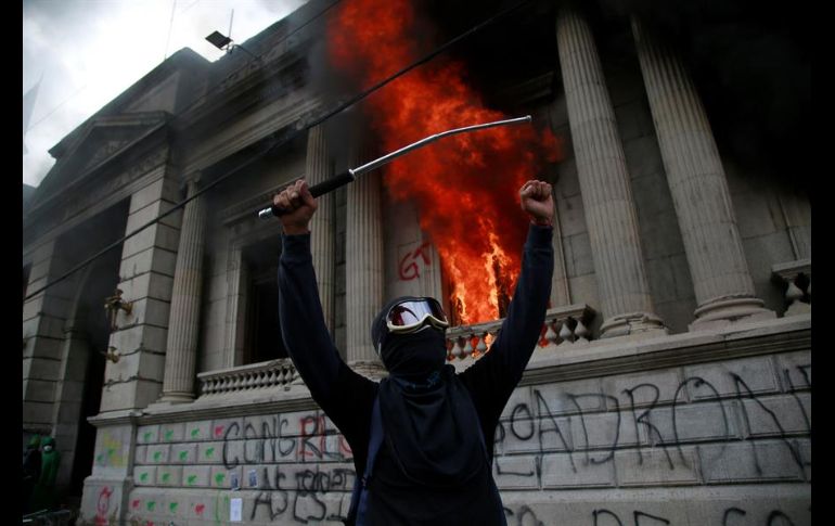 Los manifestantes fueron desalojados por la Policía Nacional, cuyos elementos lanzaron gases lacrimógenos. EFE/E. Biba