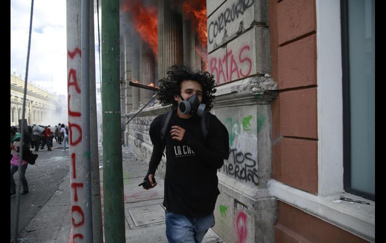 Los manifestantes fueron desalojados por la Policía Nacional, cuyos elementos lanzaron gases lacrimógenos. EFE/E. Biba