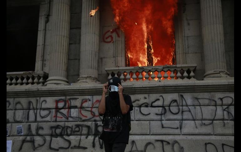 Los manifestantes fueron desalojados por la Policía Nacional, cuyos elementos lanzaron gases lacrimógenos. EFE/E. Biba