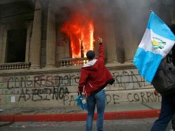 Los manifestantes fueron desalojados por la Policía Nacional, cuyos elementos lanzaron gases lacrimógenos. EFE/E. Biba