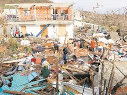 Habitantes de la isla de Providencia, Colombia, buscan lo que pueda ser de utilidad tras el paso de “Iota”. EFE