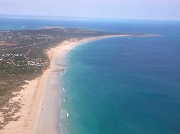 Cable Beach, la playa turística en la costa australiana donde se registró el ataque de tiburón. AP/ARCHIVO