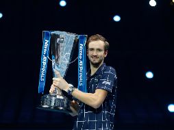 Daniil Medvedev con el trofeo tras ganar el Masters ATP hoy en Londres, Inglaterra. AP/F. Augstein