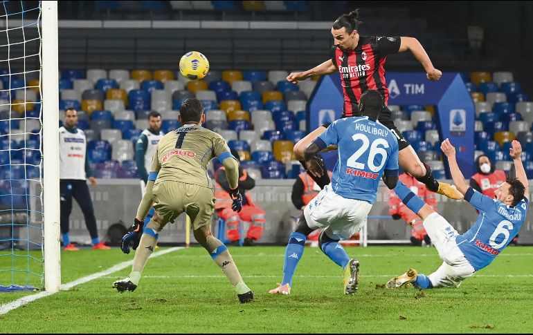 GIGANTE. Ibrahimovic supera a la defensa napolitana para marcar el primer gol milanés. AFP