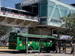 COMPETENCIA. Pese a que debieron reordenarlas antes de que la Línea 3 iniciara operaciones, aún hay rutas de transporte público que circulan en el mismo trazo que el Tren Ligero. EL INFORMADOR • G. GALLO