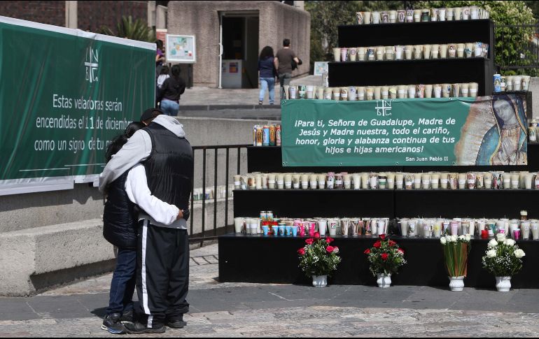 Fieles acuden a dejar su veladora y petición la cual será encendida el 11 y 12 de diciembre por los trabajadores de la Basílica de Guadalupe, esto para evitar aglomeraciones y contagios por COVID-19. SUN / C. Mejía