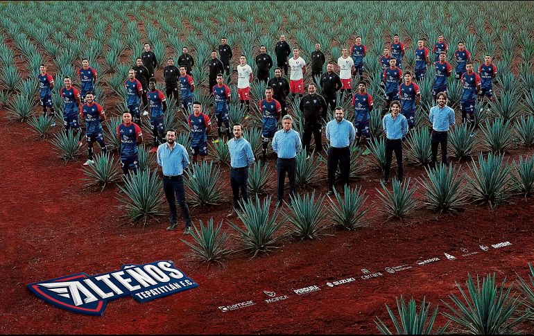 DE LUJO. Para la foto oficial, los Alteños posaron entre agaves. ESPECIAL