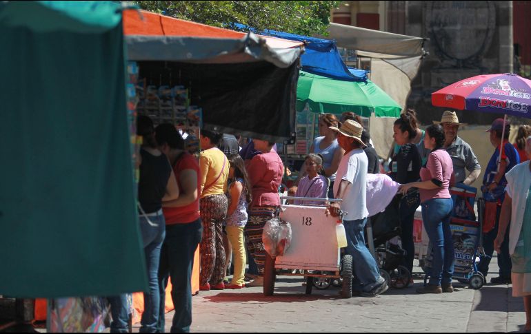 El Inegi reportó que el número de trabajadores en la informalidad ascendió a 29.7 millones en octubre, una proporción del 56% frente a la de 54.9% de septiembre. EL INFORMADOR / ARCHIVO