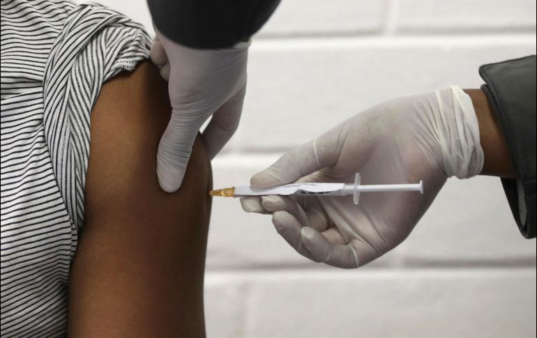 Al describir el proceso logístico de la llegada de la vacuna de Pfizer, el canciller detalló que en cinco días, desde su llegada a México, las dosis podrían llegar a los puntos de vacunación. AP / ARCHIVO