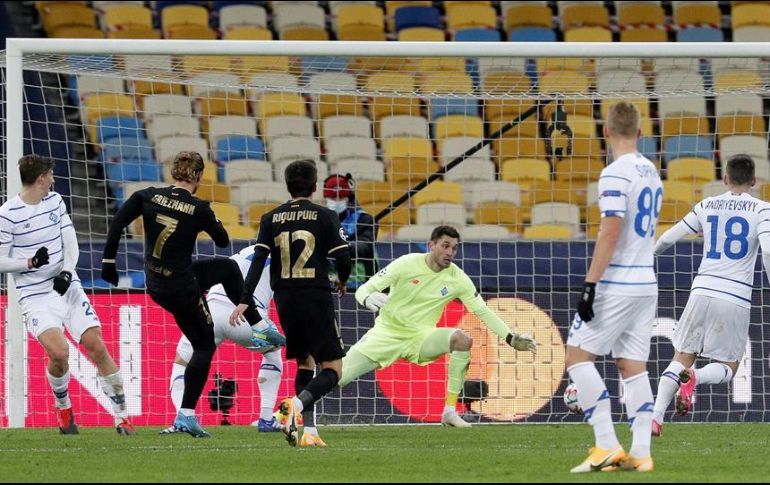 El Barcelona mantiene tres puntos de ventaja sobre la Juventus, conjunto que también clasificó a la siguiente fase. EFE/S. Dolzhenko