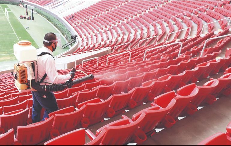 SUPERVISIÓN. Autoridades visitaron el Estadio Akron a un día del duelo de Ida de Cuartos de Final en el que se enfrentarán Chivas y América. La decisión de llevar gente al recinto fue cuestionada por comentaristas, internautas y funcionarios. ESPECIAL
