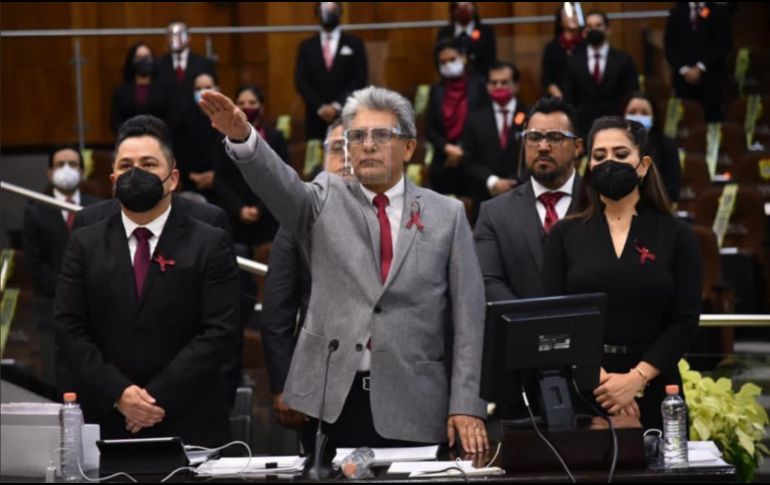 El funcionario veracruzano asegura que la canasta básica que ofrecen con valor de 978.4 pesos contiene carne, pollo, pescado, leche, huevo, verduras, frutas, aceite, azúcar, tortillas y bebidas, entre otros. TWITTER / @legisver