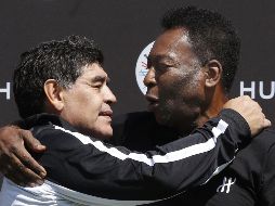 Maradona y Pelé siempre tuvieron una rivalidad sana sobre quién era el mejor futbolista del mundo. AFP / ARCHIVO
