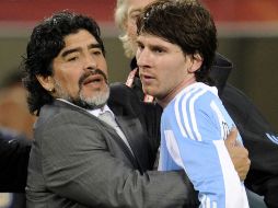 Maradona abraza a Messi durante el Mundial en 2010. AFP / ARCHIVO