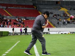 Antes de iniciar el partido ante Leones Negros, el astro argentino se asomó al estadio, observó las tribunas y avanzó algunos metros delante de su área técnica para hincarse y persignarse en señal de reverencia. IMAGO7